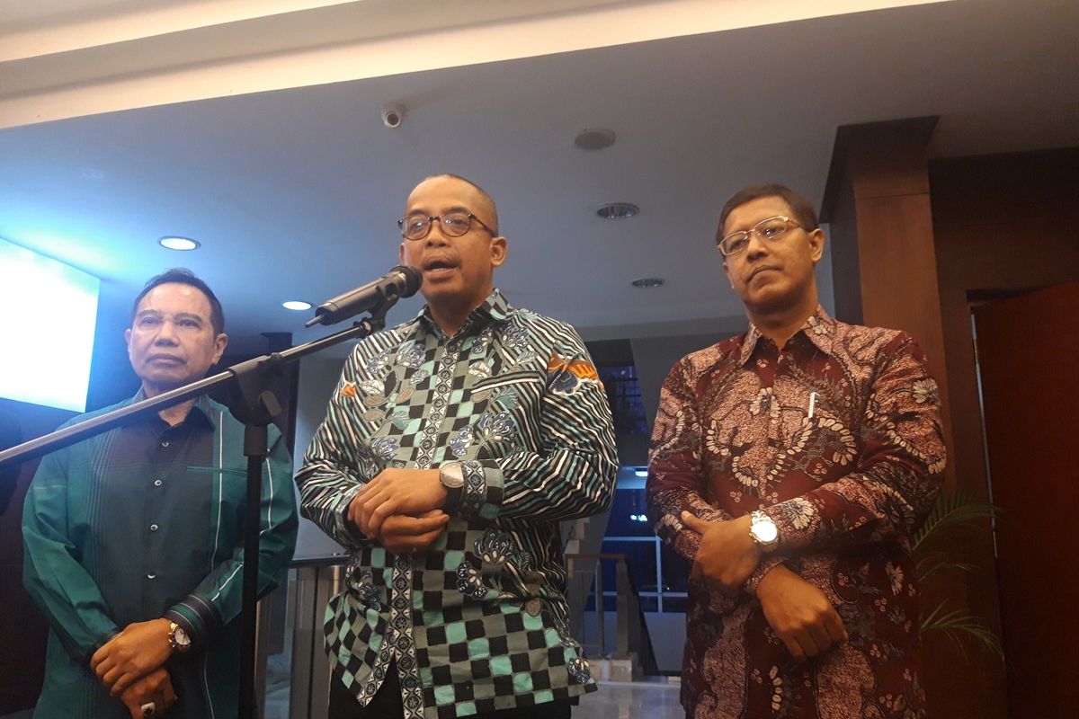 Direktur Jenderal Pajak Suryo Utomo (tengah) ketika memberikan paparan kepada awak media di Jakarta, Selasa (10/12/2019).
