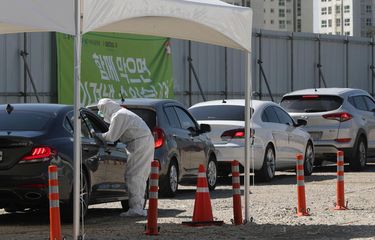 Antrean para pengendara mobil yang melakukan tes virus corona drive-thru di Seoul, Korea Selatan, Senin (16/3/2020).