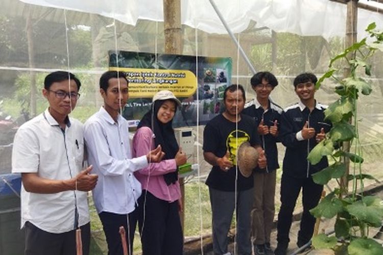 Tim peneliti AKB yang terdiri dari Adimas Ketut Nalendra, M Mujiono, dan Dona Wahyudi membantu para petani melon di Kediri, Jawa Timur.
