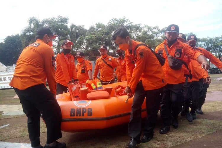 Sejumlah personel BPBD Cianjur, Jawa Barat, menggotong perahu fiber usai mengikuti apel kesiapsiagaan bencana 2021 di Pendopo Kabupaten Cianjur.