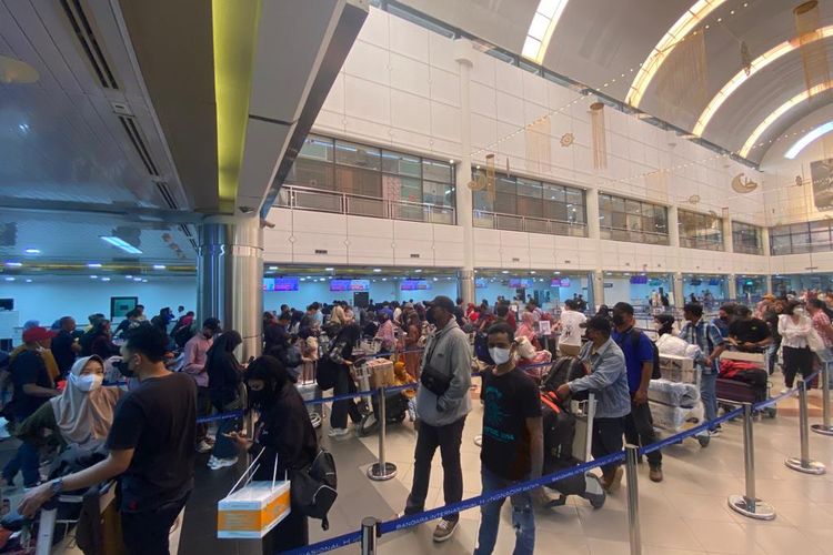 Sejumlah calon penumpang yang hendak mudik melalui Bandara Internasional mengeluhkan tingginya harga jual tiket sejumlah masakapai. Tidak tanggung-tanggung, bahkan untuk penerbangan besok tujuan Batam – Padang, harga tiket mencapai Rp1,8 jutaan lebih.