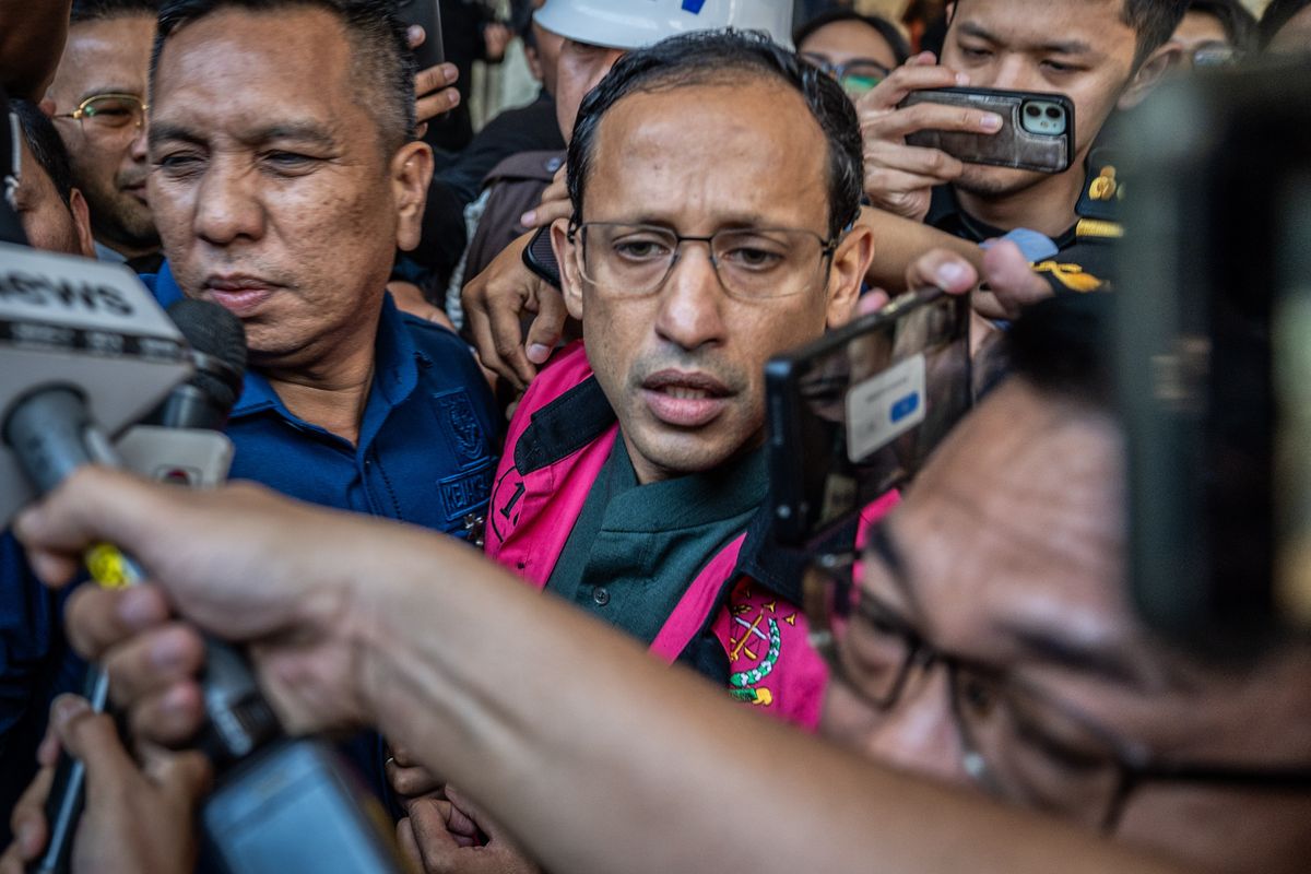 Mantan Menteri Pendidikan, Kebudayaan, Riset dan Teknologi (Mendikbudristek) 2019-2024 Nadiem Makarim (tengah) berjalan menuju mobil tahanan usai pemeriksaan di Jampidsus, Kejaksaan Agung, Jakarta, Kamis (4/9/2025). Kejaksaan Agung menetapkan Nadiem Makarim sebagai tersangka kasus dugaan korupsi pengadaan sistem Chromebook di Kemendikbudristek dan ditaksir kerugian negara dalam perkara ini mencapai Rp1,9 triliun. ANTARA FOTO/Bayu Pratama S/agr