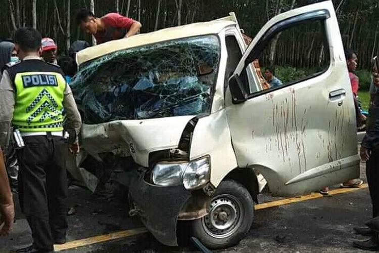 Mobil pembawa ayam potong mengalami ringsek berat ketika menghantam satu angdes dan satu bus saat kecelakaan di Jalan Lintas Timur Palembang-Jambi, KM 22 Desa Musi Landas Kecamatan Sembawa, Kabupaten Banyuasin, Sumatera Selatan Rabu (13/3/2019).