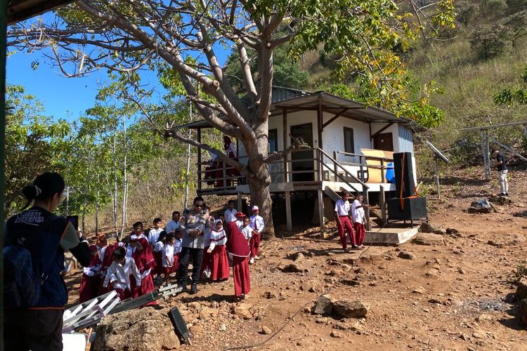 Kambing Kerap Masuk Kelas, Begini Suka Duka Mengajar di Sekolah Pulau Kukusan NTT