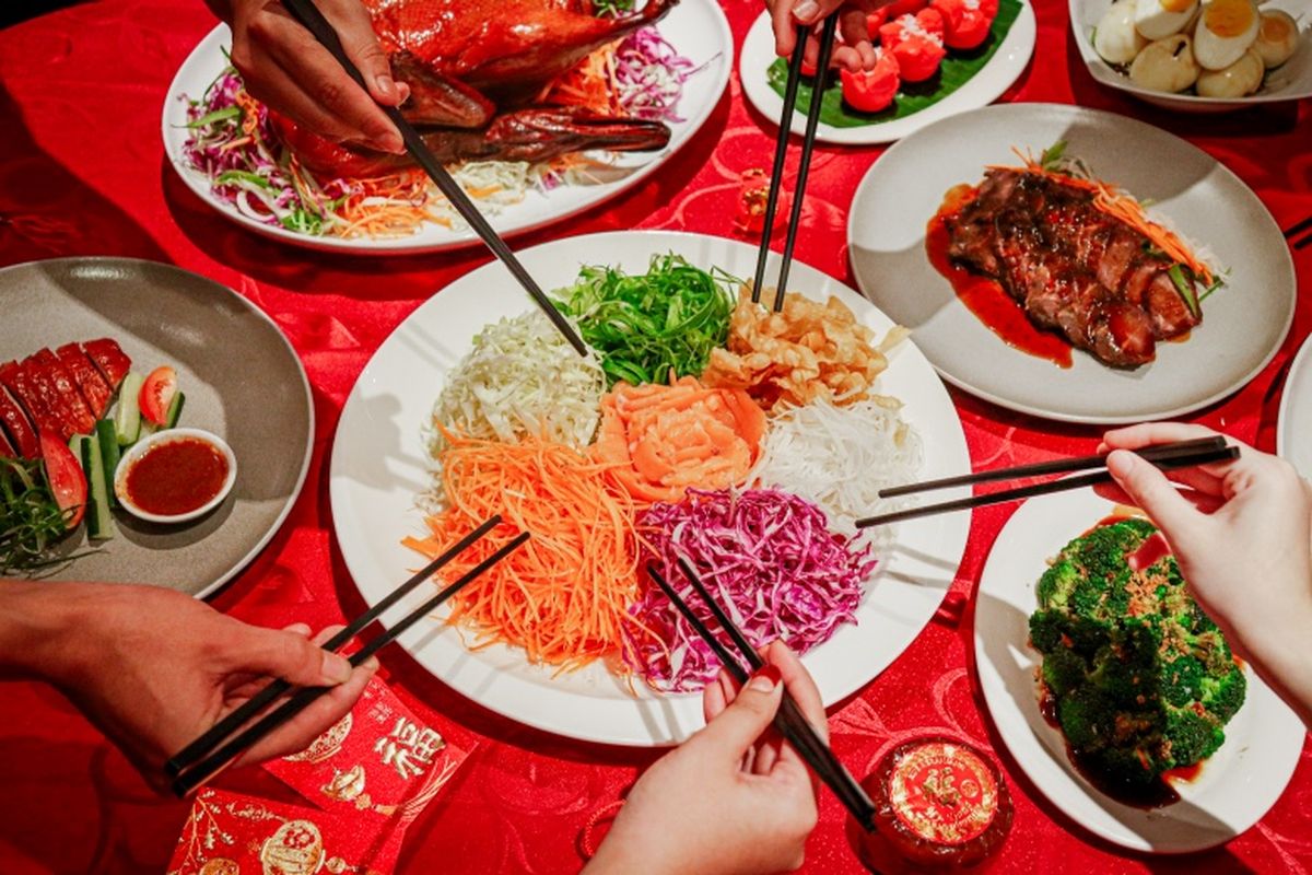 Yee Sang menjadi salah satu hidangan khas Imlek yang ditawarkan Novotel Jakarta Mangga Dua Square melalui program "A Taste of Peranakan" untuk menyambut Tahun Baru Imlek 2025.