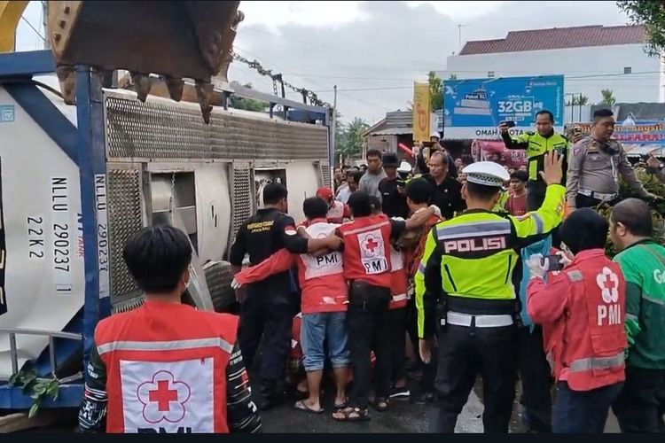KORBAN TERJEPIT: Kecelakaan lalu lintas terjadi di simpang tiga Pasar Selang Kabupaten Kebumen Jawa Tengah, Rabu (7/2/2024). Satu orang tertindih sebuah truk bermuatan gas.