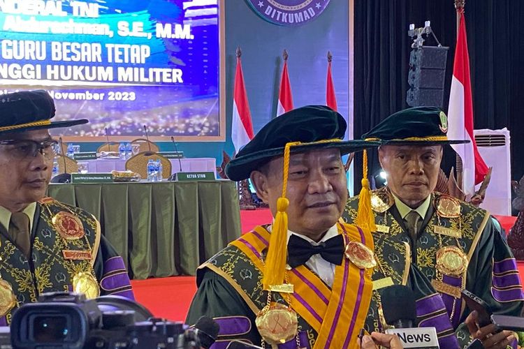 Mantan Kepala Staf TNI AD Jenderal Dudung Abdurachman dikukuhkan sebagai guru besar Sekolah Tinggi Hukum Militer (STHM), pada Selasa (7/11/2023).  Pengukuhan itu digelar di Balai Kartini, Jakarta Selatan