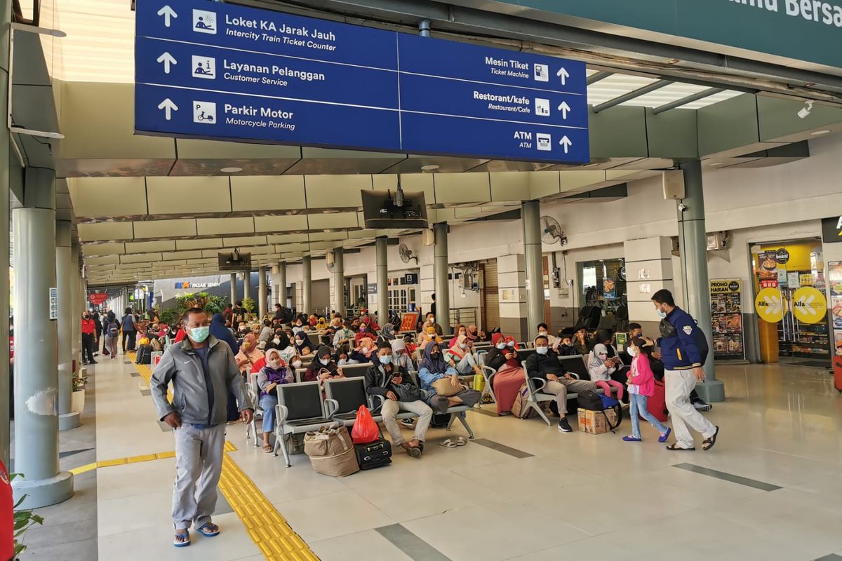 Suasana di stasiun kereta api pada masa liburan sekolah dan Idul Adha 2022