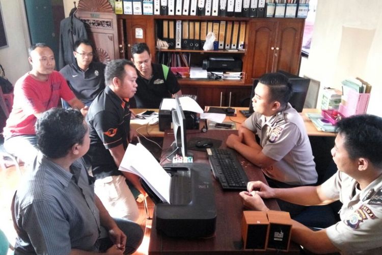 Sopir taksi online yang menjadi korban perlakukan tidak menyenangkan di Bandara Adisutjipto Yogyakarta, Frikal (32) bersama pengurus Paguyuban Pengemudi Online Jogjakarta (PPOJ) saat membuat laporan di SPKT Polda DIY