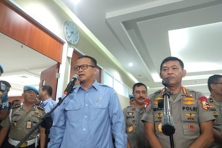 Menteri KKP Edhy Prabowo, dan Kapolri Jenderal Idham Azis sesusai penandatanganan nota kesepahaman sinergitas pengamanan dan penegakan hukum di bidang kelautan dan perikanan di  Gedung Mina Bahari IV, Kantor Kementerian Kelautan dan Perikanan, Jakarta Pusat, Jumat (7/2/2020).