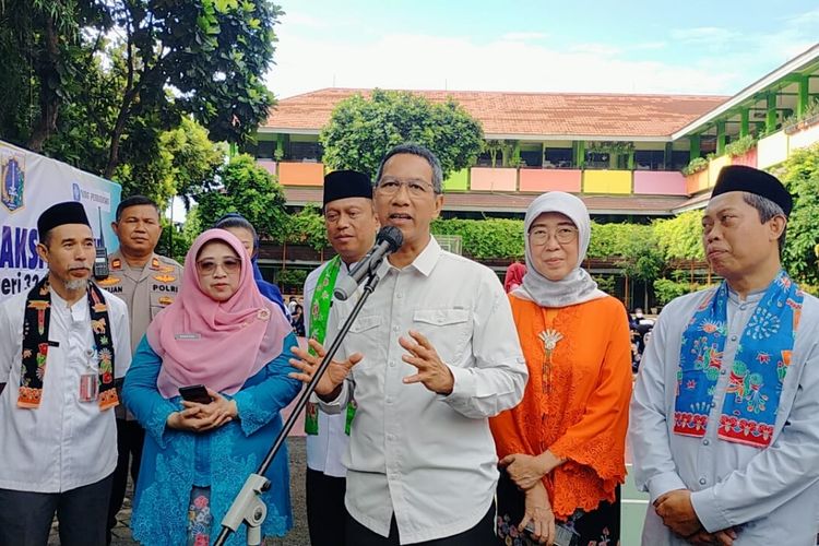 Penjabat Gubernur DKI Jakarta Heru Budi Hartono ditemui di SMAN 32 Jakarta, Jakarta Selatan, Jumat (3/3/2023).