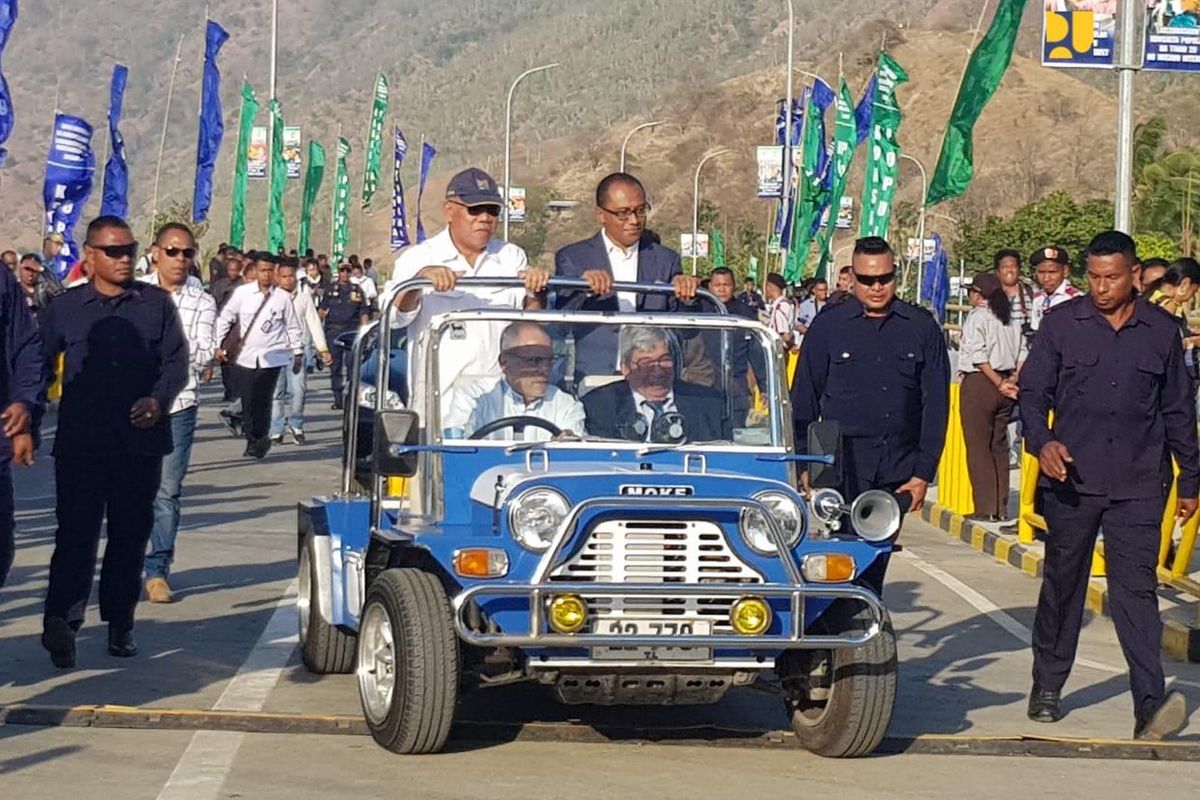 Menteri PUPR, Basuki Hadimuljono (berdiri di kiri atas mobil), setelah acara peresmian Jembatan BJ Habibie, bersama Presiden Parlemen Nasional Arao Noe de Jesus, menaiki mobil yang dikemudikan Mantan Presiden Timor Leste Jose Manuel Ramos Horta.