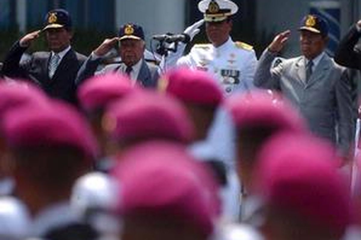 KSAL Laksamana TNI Tedjo Edhy Purdijatno (tiga dari kiri) didampingi empat dari tujuh mantan KSAL melakukan penghormatan defile pasukan korps Marinir, saat HUT ke-63 TNI AL di Dermaga Madura Koarmatim Ujung Surabaya, Jumat (5/12). 