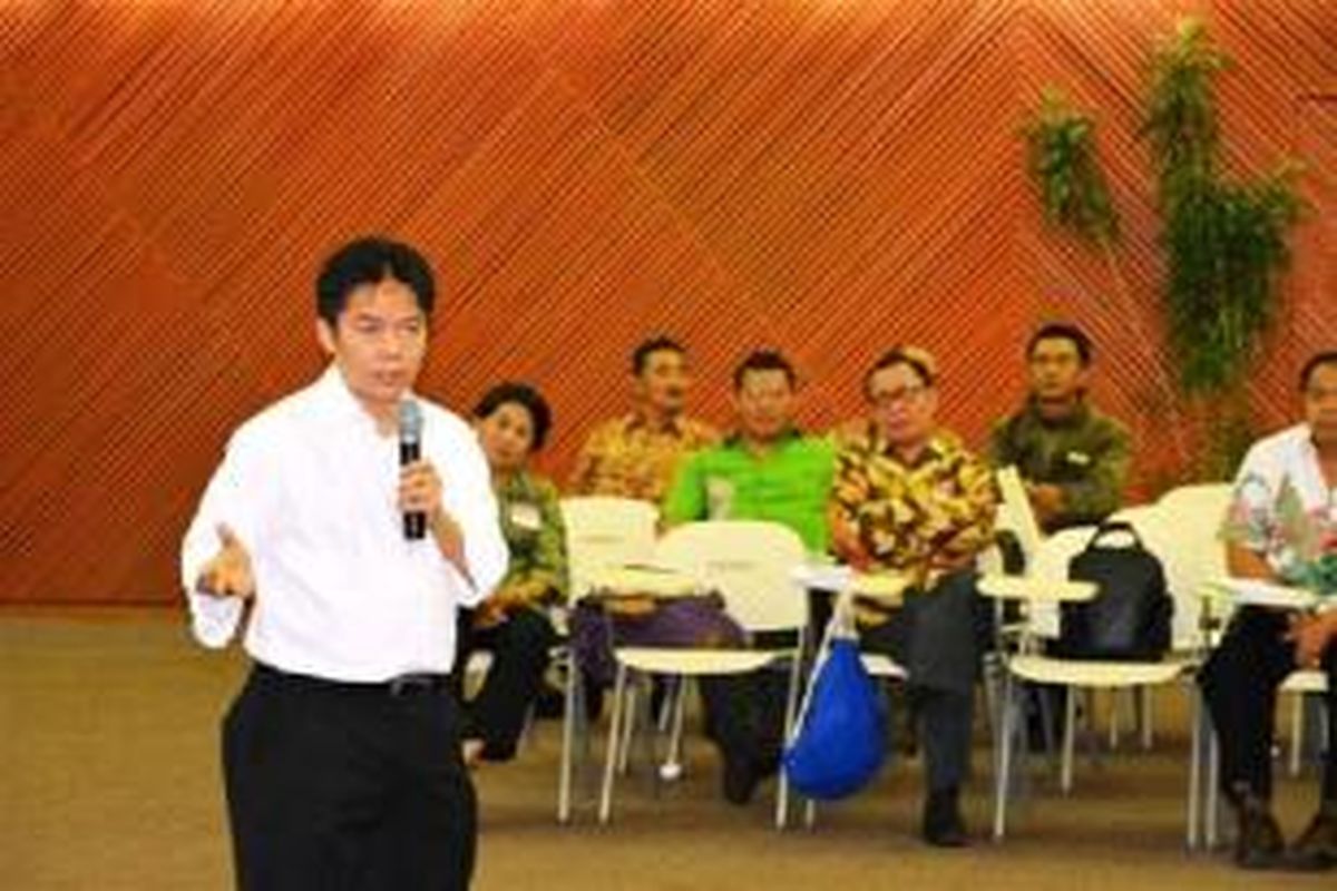 Dirut RNI Ismed Hasan Putro dalam pelatihan kepada anggota TNI AD