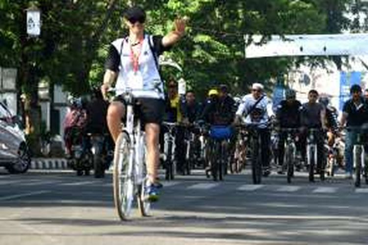 Para peserta ‘Sampurasun World Ethnic Festival’ dari 10 negara tiba di Purwakarta. Di hari pertamanya, mereka mengikuti acara sepeda santai.