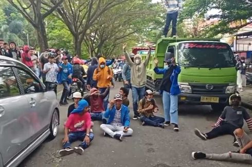 Demo Tolak PPKM di Ambon, Mahasiswa Universitas Pattimura Blokade Sejumlah Jalan