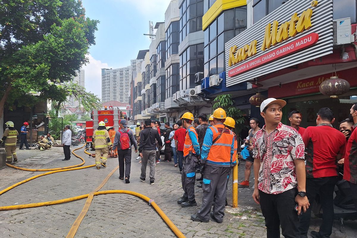 Kondisi sekitar tempat kebakaran di Plaza Prisma, Jakarta Barat