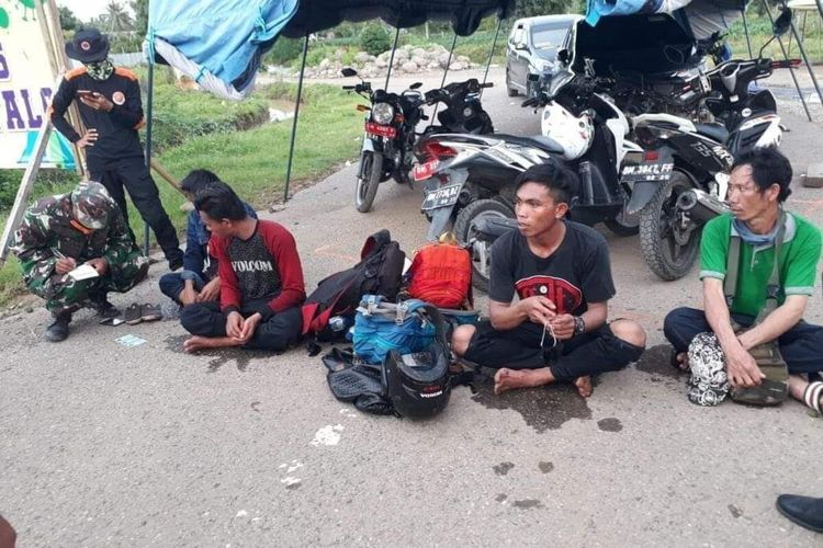 Empat warga Boalemo yang bekerja sebagai penambang diamankan petugas penjaga perbatasan darat di Kecamatan Tolinggula, Kabupaten Gorontalo Utara, Kamis (14/5/2020). Mereka mencoba masuk Gorontalo dari Buol, Sulawesi Tengah melalui jalur sungai.