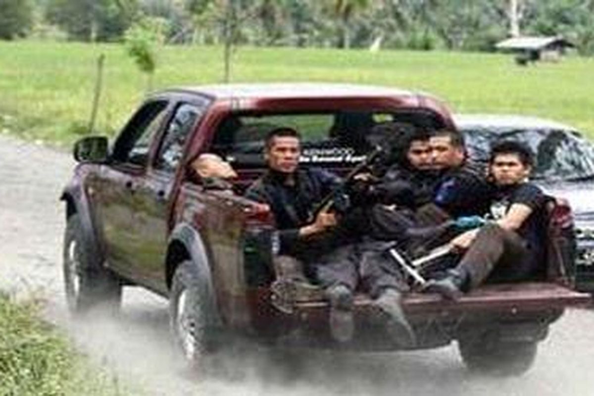 Sebuah mobil dengan bak terbuka menggangkut anggota polisi yang diduga tertembak saat operasi pengepungan kelompok radikal di pegunungan Lembah Seulawah, Kamis (4/3/2010). 