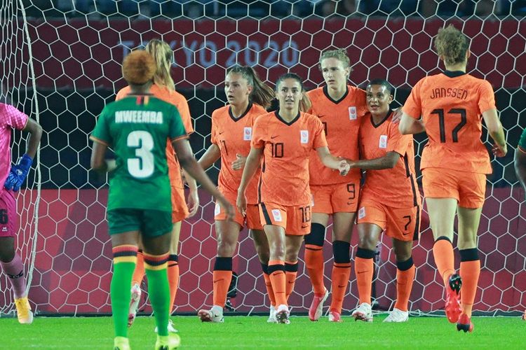 Penyerang timnas putri Belanda Vivianne Miedema (9) merayakan gol bersama rekan-rekannya pada laga pertama fase grup sepak bola putri Olimpiade Tokyo 2020 di Stadion Miyagi, Jepang, Rabu (21/7/2021) malam WIB.