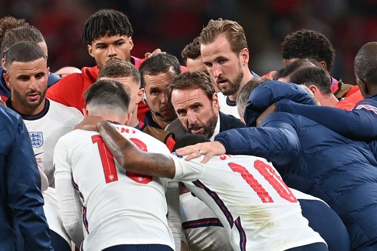 Pelatih timnas Inggris Gareth Southgate berbicara kepada para pemain sebelum babak tambahan waktu kontra Denmark pada semifinal Euro 2020 di Stadion Wembley, London, Kamis (8/7/2021) dini hari WIB.