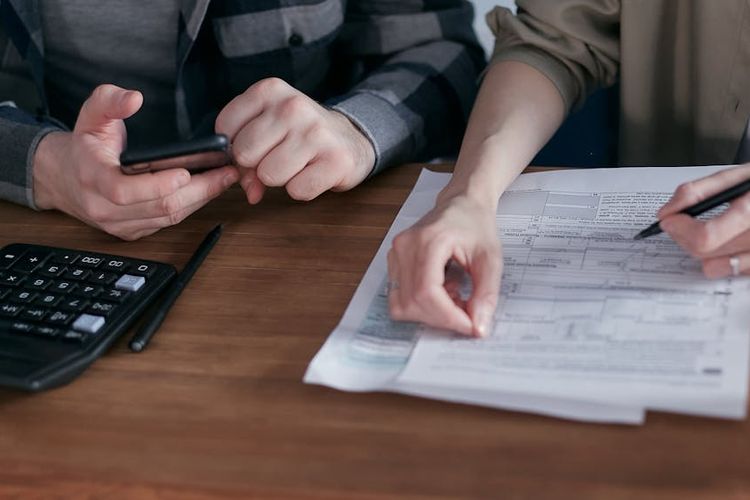 Ilustrasi mengatur keuangan bersama pasangan. 