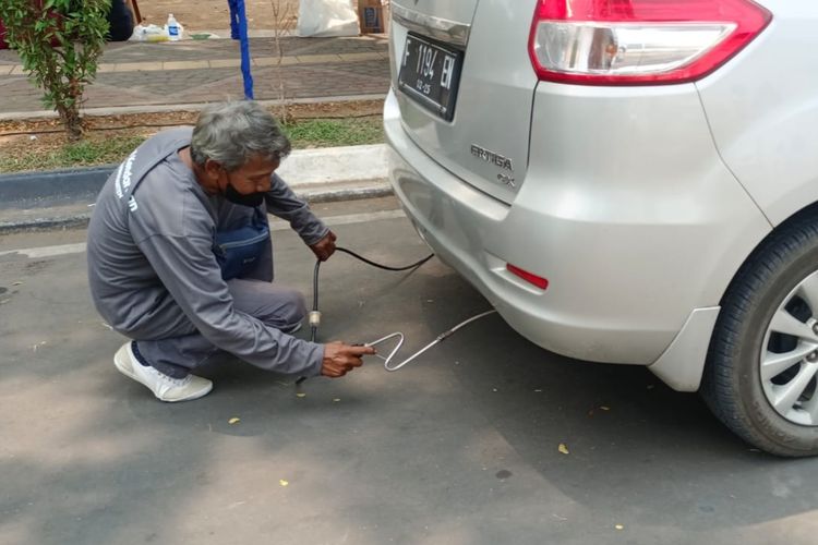 Sejumlah kendaraan ikut mengantre untuk dilakukan uji emisi yang digelar oleh Dinas Lingkungan Hidup dan Kehutanan Banten di depan Kawasan Pusat Pemerintahan Provinsi Banten Kota Serang.Jumat (2/11/2023).