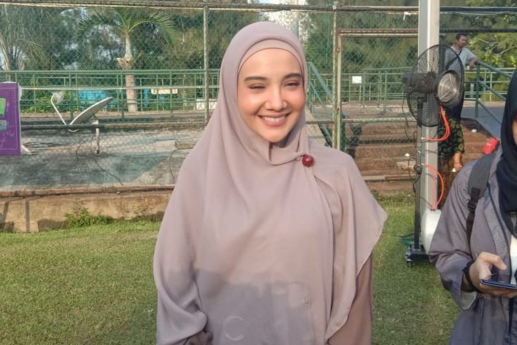 Zaskia Sungkar menghadiri acara buka puasa bertajuk Berbagi dari Hati bersama Cadbury di GOR Soemantri, Kuningan, Jakarta Selatan, Selasa (21/5/2019).