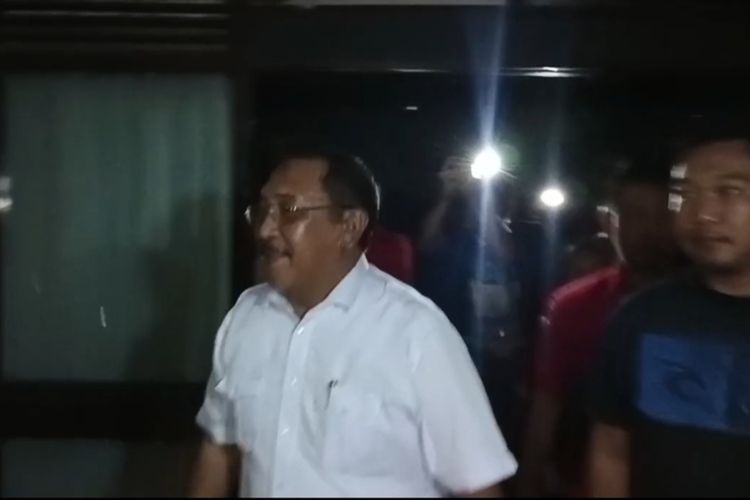 Pj Bupati Bombana Burhanuddin keluar dari ruangan pemeriksaan Kejati Sultra
