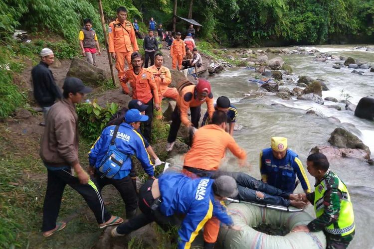 Proses evakuasi 37  penumpang bus Sriwijaya yang mengalami kecelakaan di Liku Lematang, Desa Prahu Dipo, Kecamatan Dempo Selatan, kota Pagaralam, Sumatera Selatan, Selasa (24/12/2019).Akibat kejadian tersebut 24 orang tewas.