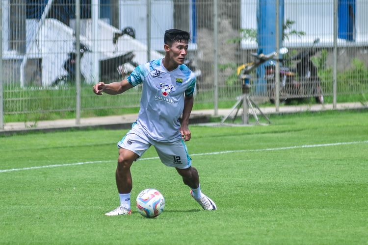 Henhen Herdiana menjalani sesi latihan di Persib pada Kamis (7/12/2023) di Stadion Persib, Sidolig, Bandung. 