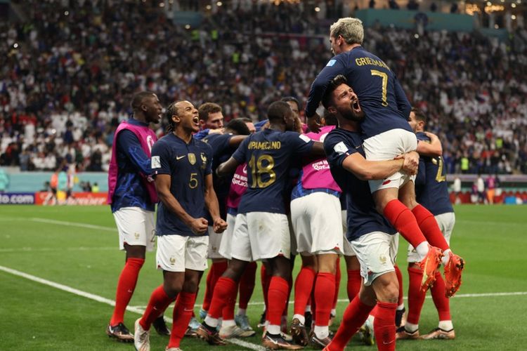 Para pemain timnas Perancis merayakan gol Olivier Giroud dalam pertandingan melawan Inggris di perempat final Piala Dunia 2022. Laga Inggris vs Perancis di Stadion Al Bayt, Qatar, Minggu (11/12/2022) dini hari WIB tuntas dengan skor 2-1. (Photo by ADRIAN DENNIS / AFP)