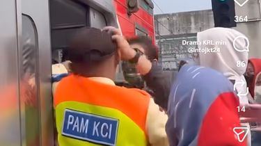 Viral Penumpang Tarik Topi Petugas KCI di Manggarai Saat Paksa Masuk KRL Penuh