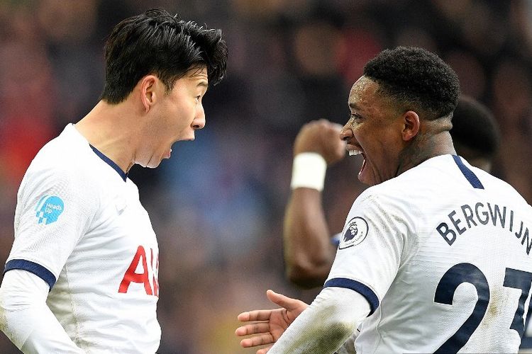 Striker Tottenham Hotspur Korea Selatan Son Heung-Min (kiri) merayakan dengan gelandang Belanda Tottenham Hotspur Steven Bergwijn setelah mencetak gol ketiga timnya selama pertandingan sepak bola Liga Inggris antara Aston Villa dan Tottenham Hotspur di Villa Park di Birmingham, Inggris tengah pada 16 Februari , 2020.