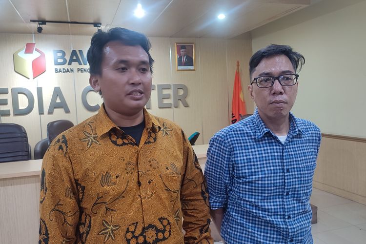 Bakal calon gubernur DKI Jakarta jalur nonpartai, John Muhammad (kanan), dengan kuasa hukumnya, Ibnu Syamsu, di kantor Bawaslu RI, Senin (20/5/2024).