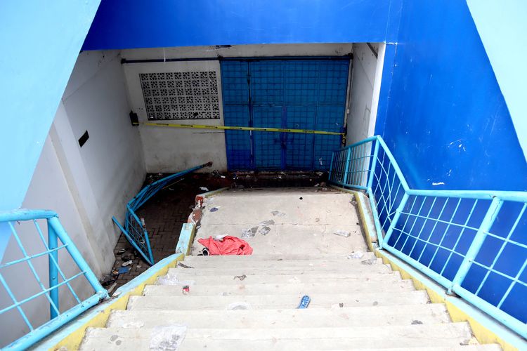 Hari kedua kondisi Gate 12 pasca tragedi yang terjadi pada pekan ke-11 Liga 1 2022-2023 seusai pertandingan bertajuk Derbi Jawa Timur, Arema FC melawan Persebaya Surabaya di Stadion Kanjuruhan Kepanjen, Kabupaten Malang, Senin (3/10/2022) siang.