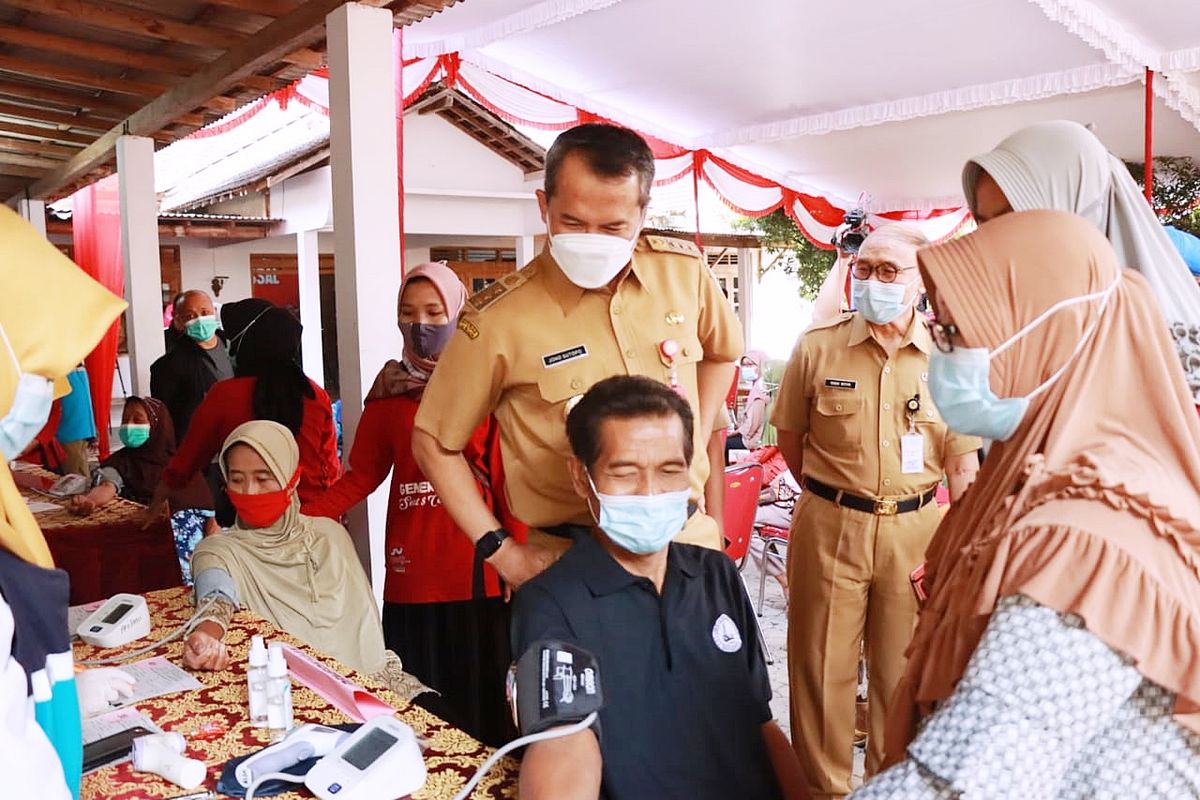 Bupati Wonogiri Joko Sutopo (Jekek) memantau jalannya vaksinasi covid-19 di tingkat desa untuk mempercepat pembentukan kekebalan komunitas (herd Immunity) di Kabupaten Wonogiri, Jawa Tengah.