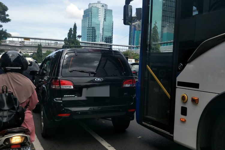 Mobil tertabrak Bus Transjakarta saat menepi di Jalan Raya Gatot Subroto dekat gerbang Mapolda Metro Jaya, Selasa (13/12/2022). 