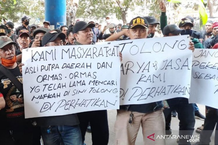 Warga yang berdomisili di sekitar Pasar Induk Kramat Jati, Jakarta Timur, meminta kepada pengelola pasar untuk kembali dipekerjakan sebagai petugas parkir melalui aksi unjuk rasa yang digelar, Selasa (1/9/2020).