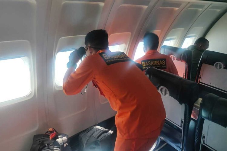 Salah satu anggota tim SAR dari tengah memantau dengan keker dari atas pesawat intai milik TNI AU yang dikerahkan untuk mencari speedboat yang hilang di perairan Maluku Tenggara, Kamis (4/6/2020).