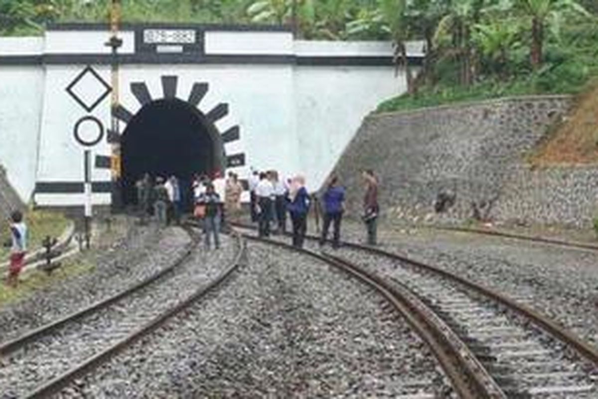 Inilah Terowongan Lampengan yang dibangun Belanda pada tahun 1879-1882. Terowongan ini digunakan oleh kereta api dari Bogor-Sukabumi-Cianjur-Padalarang-Bandung. Ditjen KA telah memperbaiki terowongan ini pada tahun anggaran 2010 dengan dana Rp 8 miliar.