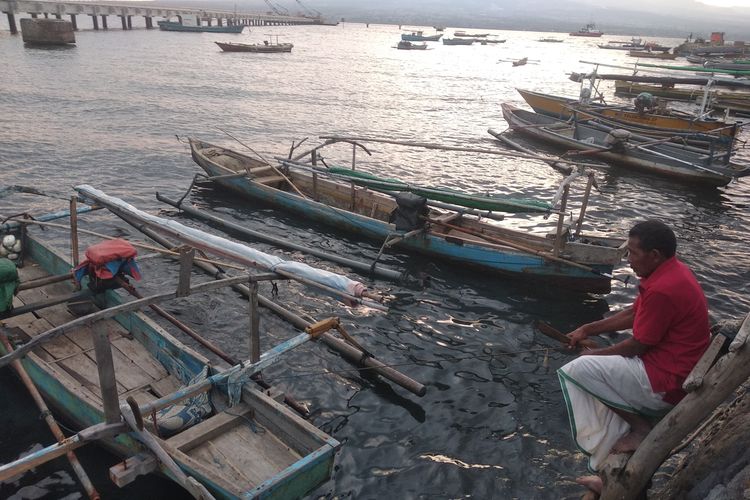 Usman, nelayan di Teluk Bima saat menepikan perahu, Kamis (12/5/2022).