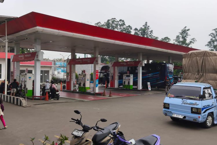 Stasiun Pengisian Bahan Bakar Umum (SPBU) Pertamina di kawasan Kebon Nanas, Kota Tangerang, terpantau tetap beroperasi normal usai beredar adanya oplosan bensin di lokasi tersebut.