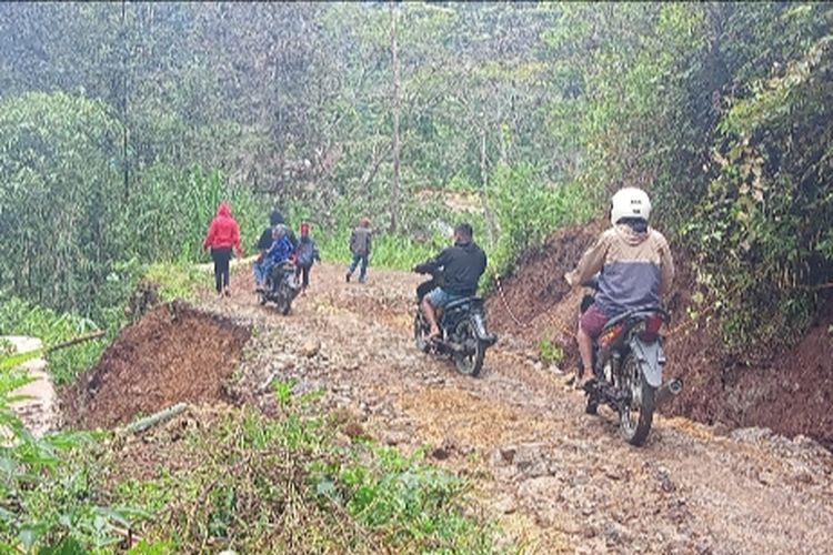Foto : Kondis jalan dari simpang Mawe, Desa Wejang Mawe menuju Lawir, ibu kota Kecamatan Lamba Leda Timur, Kabupaten Manggarai Timur, NTT, rusak parah.