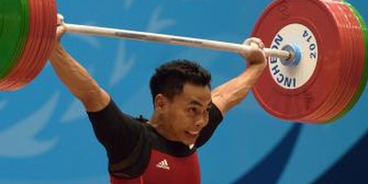 Atlet angkat besi Indonesia, Eko Yuli Irawan, mencoba mengangkat beban pada kelas 62 kg Asian Games 2014 di Incheon, Korea Selatan, Minggu (21/9/2014).