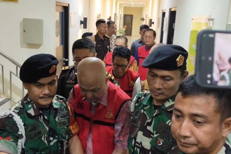 Kejari Kota Cirebon Jawa Barat menetapkan enam orang tersangka kasus dugaan tindak idana korupsi gedung Setda Balai kota Cirebon pada Rabu (27/8/2025) malam.