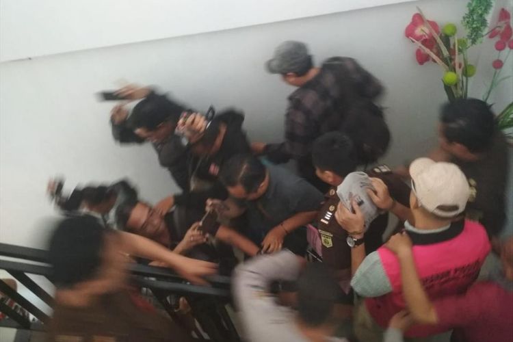 Tersangka kasus dugaan korupsi Jasmas DPRD Surabaya (rompi merah muda) keluar dari ruang pemeriksaan Kejaksaan Negeri Tanjung Perak Surabaya, Selasa (16/7/2019)