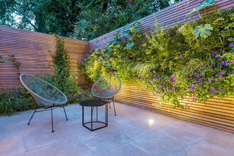Vertical garden kombinasi tanaman hidup dengan dinding kayu, karya John Davies Landscape