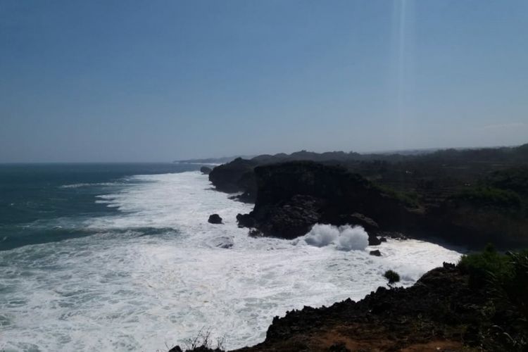 Beredar di media sosial wisatawan Pantai Krakal, Gunungkidul, yang dikenakan biaya saat bawa tikar sendiri. Simak penjelasan Dinas Pariwisata.