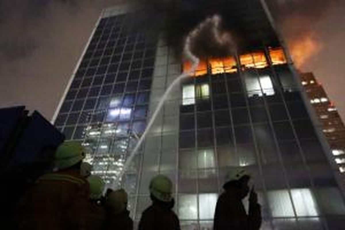 Kebakaran melanda Wisma Kosgoro, Jalan Thamrin, Jakarta Pusat, Senin (9/3/2015) malam. Penyebab kebakaran belum diketahui.  WARTA 